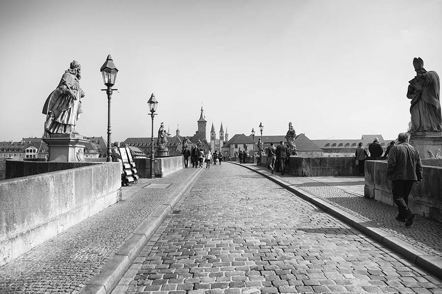 Würzburg - Blick auf die Stadt von der alten Mainbrücke - Fotograf Ulf Pieconka - schwarz-weiss