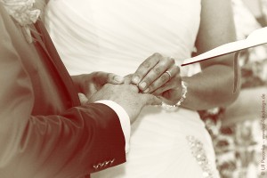 Ringtausch bei einer Hochzeit in der Kirche in Höchberg bei Würzburg
