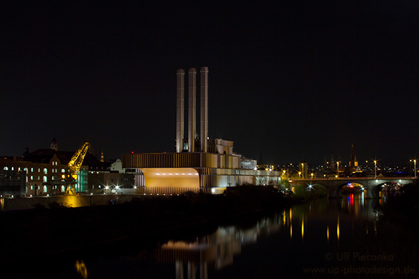 Heizkraftwerk Würzburg bei Nacht