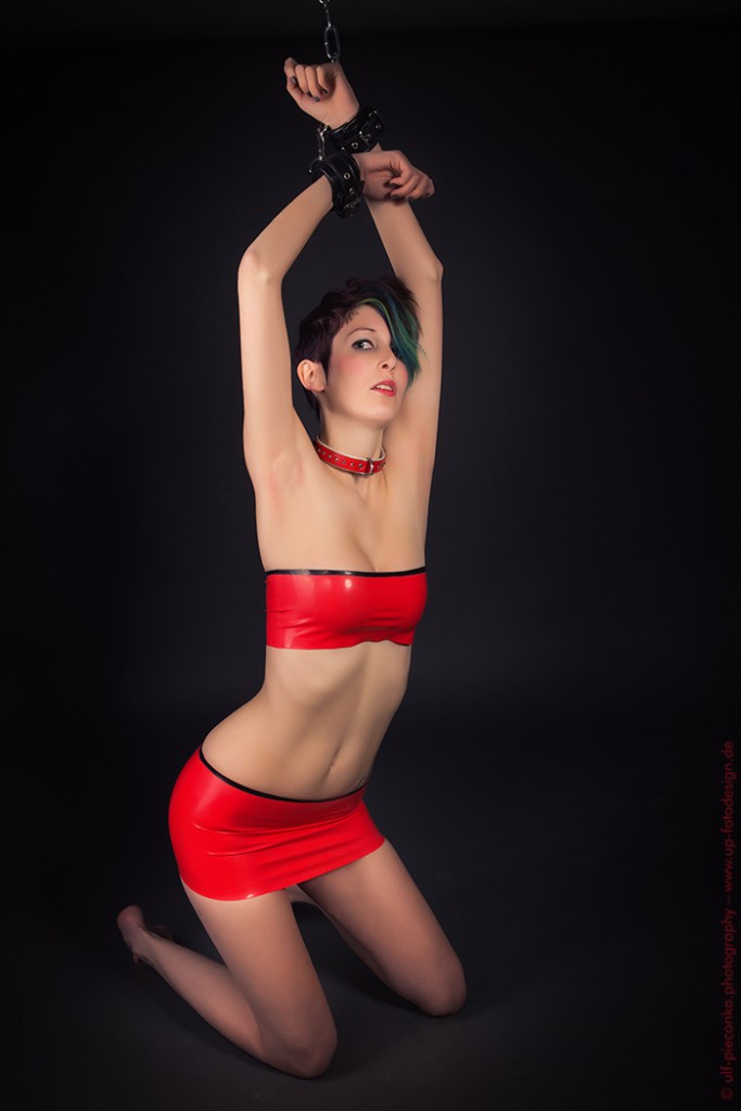 Fetischfotografie - Model in Latex und Lederfesseln - Ulf Pieconka - Würzburg