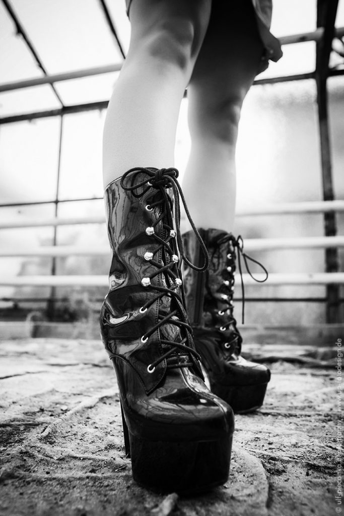 Fetischfotografie - Lackstiefel und Model - Femdom - Fotograf Ulf Pieconka - Würzburg