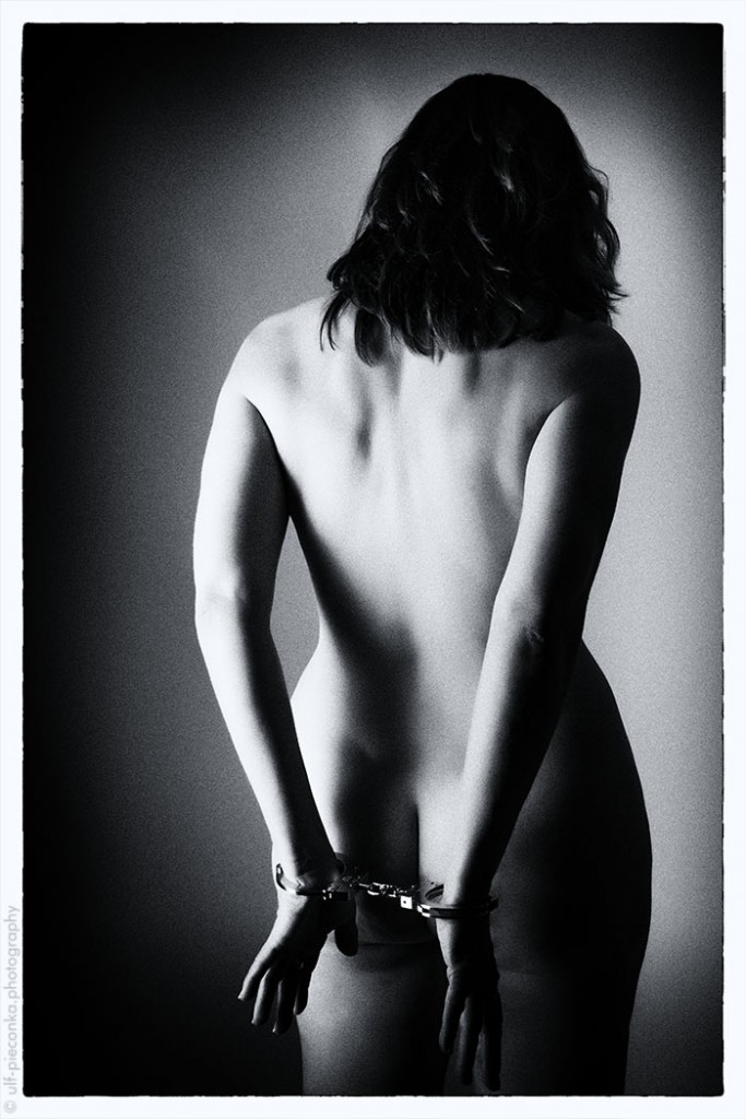 Fetischfotografie - Shades of grey - Schwarzweiss in Handschellen