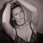 Model in Dessous und Handschellen - Fotograf Würzburg - Fetischfotografie