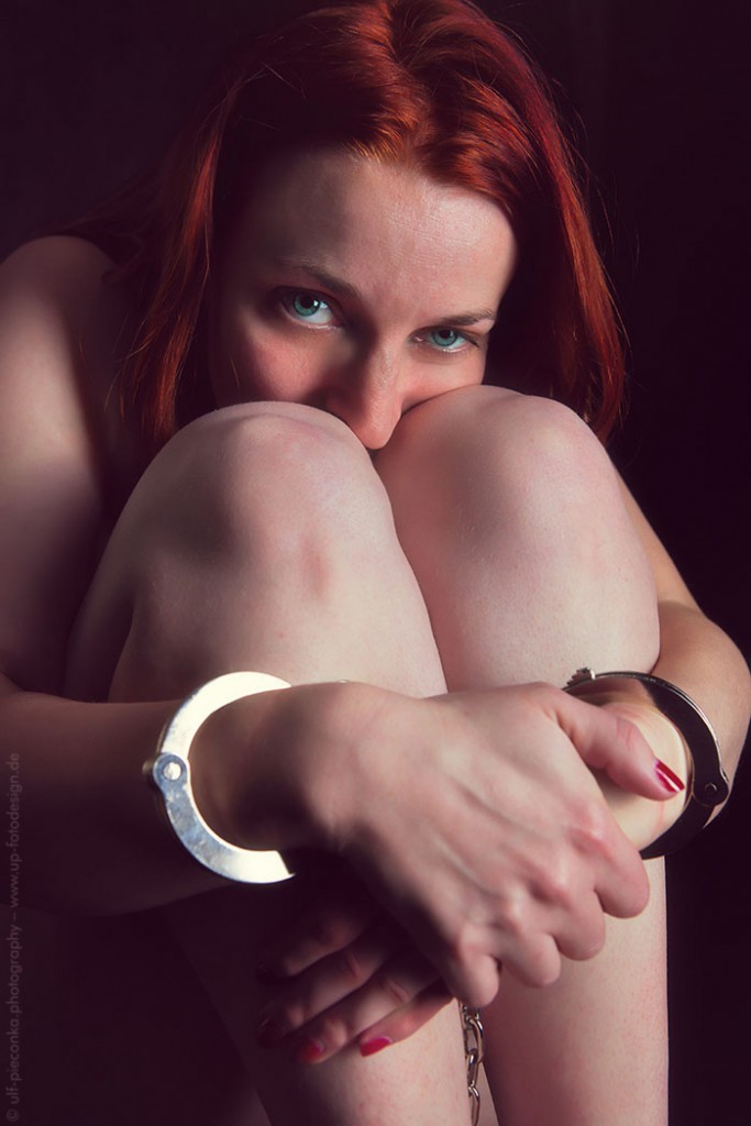 Model sitzend in Ketten - Fetischfotografie Wuerzburg