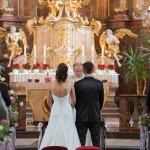 Brautpaar vor dem Altar mit Pfarrer