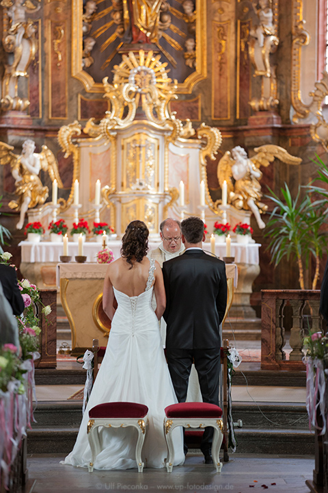 Brautpaar vor dem Altar mit Pfarrer