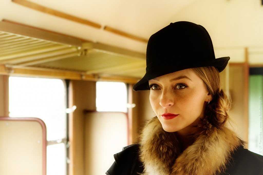 Model Sabine als Reisende im Zug