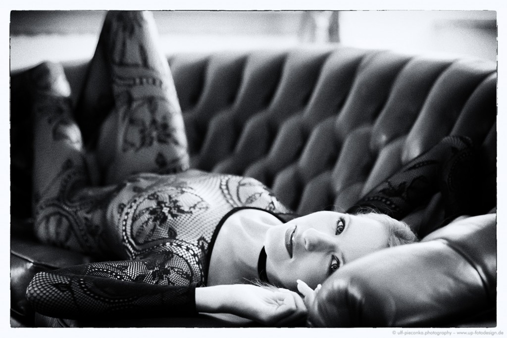 Model in Catsuit auf Ledersofa - Fotograf Ulf Pieconka - Würzburg
