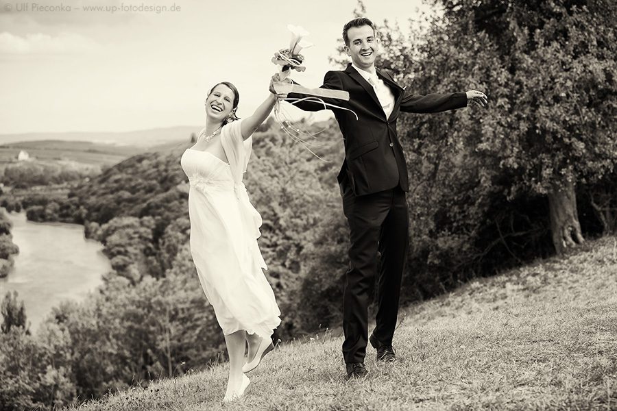 Hochzeitspaar in der freien Natur - Aufnahme des Hochzeitsfotografen