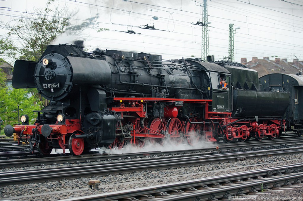 52 8195-1 Dampflok bei Einfahrt in Würzburg Hauptbahnhof