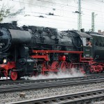 52 8195-1 Dampflok bei Einfahrt in Würzburg Hauptbahnhof