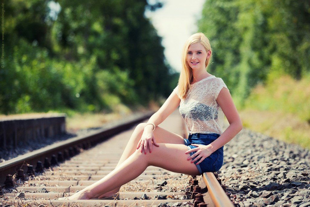 Model Julia auf Bahngleis - Fotograf Ulf Pieconka
