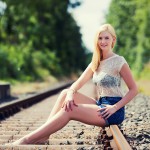 Model Julia auf Bahngleis - Fotograf Ulf Pieconka