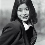 Model Yen im Sonnenlicht auf Agfa APX 100 fotografiert von Ulf Pieconka in Würzburg