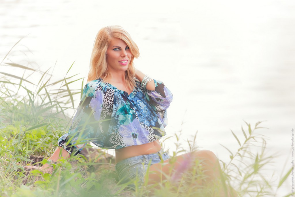 Model am Ufer - Fotoshooting bei Würzburg - Fotograf Ulf Pieconka