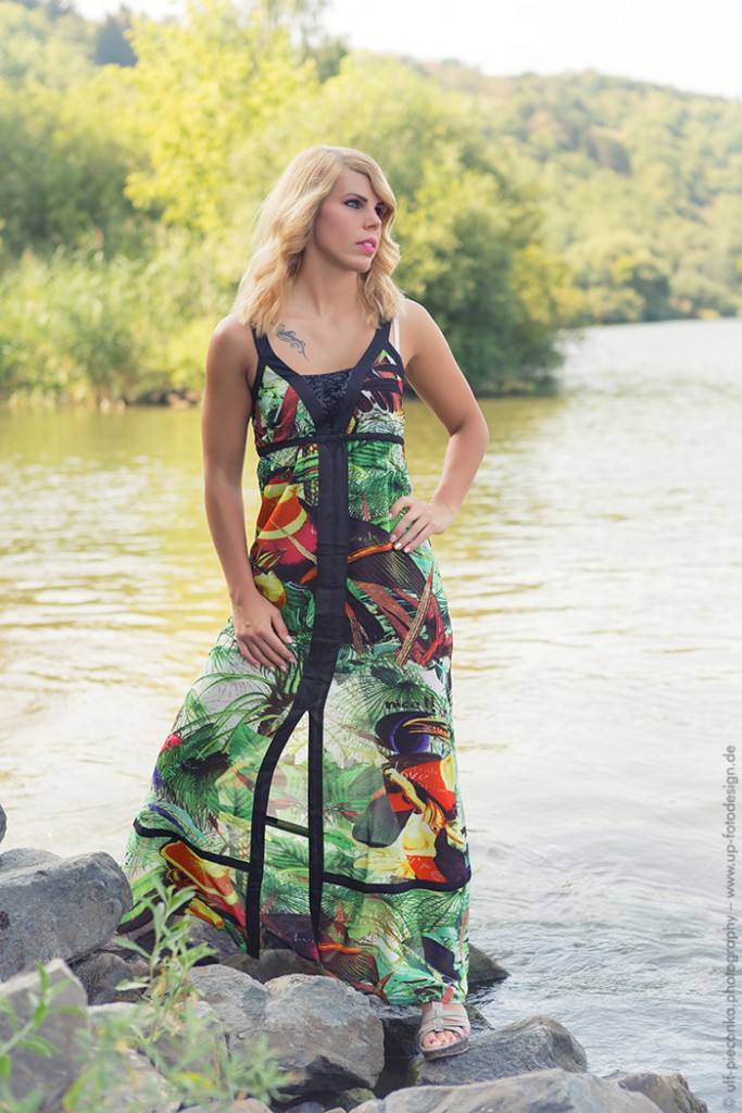 Model Pia am Ufer - Fashion mit Fotograf Ulf Pieconka - Würzburg