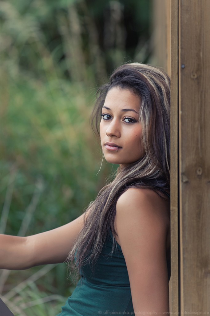 Looking - Model Tara beim Fotoshooting outdoor