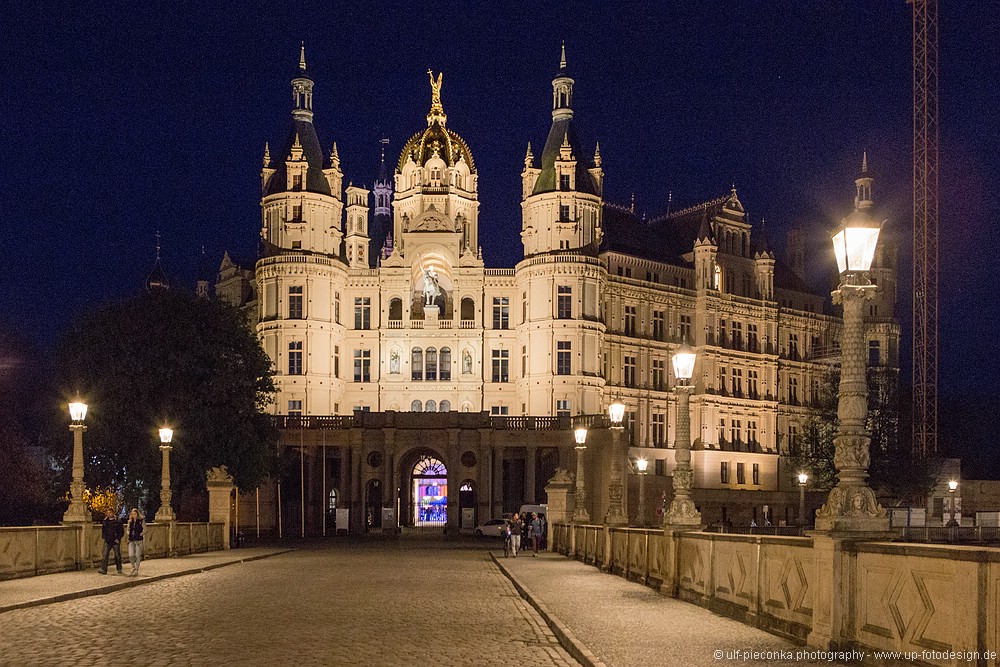 Schweriner Schloss bei Nacht