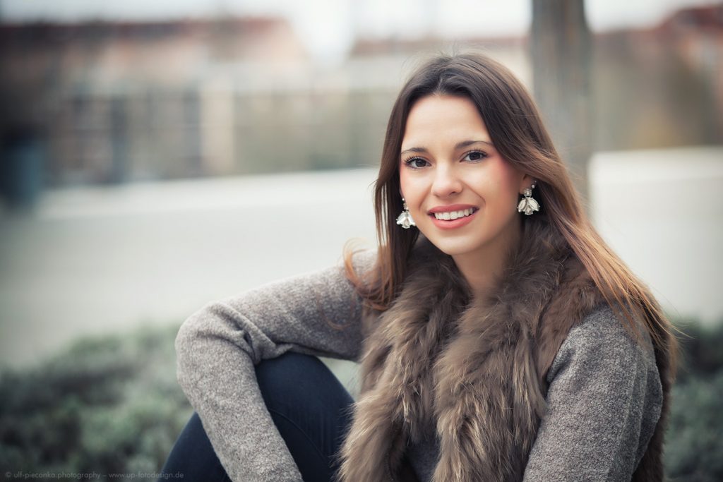 Lächelndes Model outdoor - Fotograf Ulf Pieconka in Würzburg