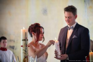 Fotograf Ulf Pieconka Fotoshooting - Hochzeit 08/2023 - Brautpaar entzündet Kerze