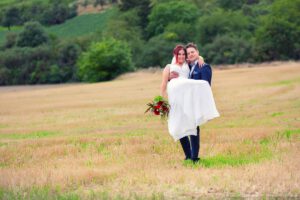 Fotograf Ulf Pieconka Fotoshooting - Hochzeit 08/2023 Brautpaar auf freiem Feld