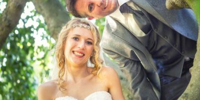 Hochzeitsfotografie Ulf Pieconka Würzburg Hochzeitsfotografie - Brautpaar mit blonder Braut auf altem Baum im Grünen