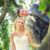 Hochzeitsfotografie - Brautpaar mit blonder Braut auf altem Baum im Grünen
