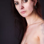 Teilakt - Brustpiercing - helle Haut - Fotograf: Ulf Pieconka