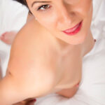 Provokant - Teilakt Frau - kleine Brüste - small tits - Akt - Erotische Fotografie - Fotograf Ulf Pieconka - Würzburg