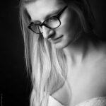 Dessous - Blonde Frau mit Brille